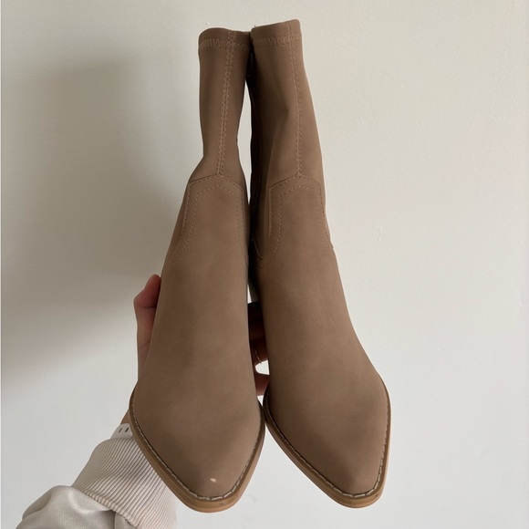 NWOT Women's Tan Mid-Calf Block Heel Boots - Picture 7 of 7